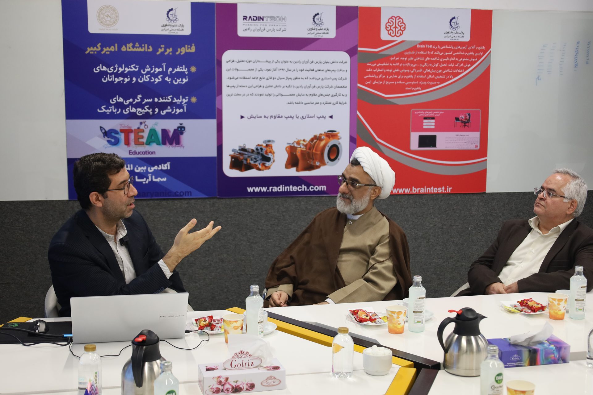 بازدید دبیر شورای عالی انقلاب اسلامی از پارک علم و فناوری دانشگاه صنعتی امیرکبیر