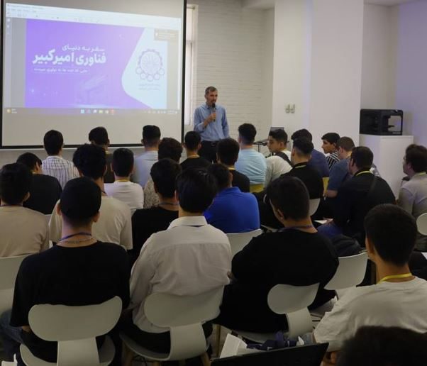 بازدید دانش‌آموزان مدرسه پسرانه امینی از برج فناوری ابن‌سینا، آشنایی با مسیر تبدیل ایده به کسب‌وکار